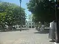 Parque de la Independencia, plaza principal de la ciudad. Al fondo, el Palacio Municipal, sede del Ayuntamiento progreseño.