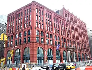 Puck Building, Nueva York, particular interpretación del neorrománico llamado Rundbogenstil  (1885-1886)