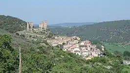 Pelegrina bajo el castillo y sobre el valle del río Dulce