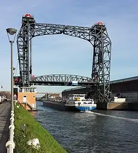 Puente de Buda, que cruza el canal de navegación de Bruselas.