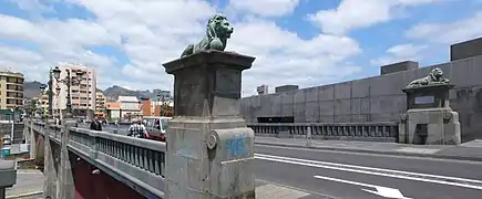 Entrada del puente con los dos leones.