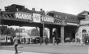 El puente y un tren a vapor del BAP saliendo de la estación Palermo