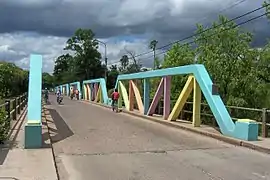 Puente en celosia tipo pony de hormigón armado.