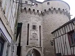 Coronamiento de matacanes bretones en arcos sobre ménsulas, puerta Prisión de Vannes.