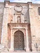 Portada con pilastras en la Colegiata de San Pedro en Lerma, España.