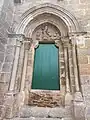 San Miguel Psicopompos representado pesando las almas mientras un demonio intenta desequilibrar la pesada en una de las puertas góticas de la Iglesia de Santa María del Azogue (Betanzos, A Coruña, España).