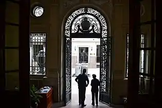 Puerta principal desde el interior.