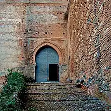 Acceso a la Puerta de las Armas desde la ciudad.