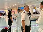 Médicos inspeccionando a personal del aeropuerto