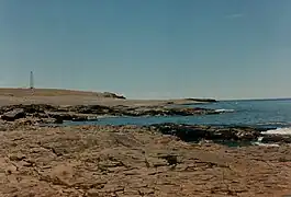 Vista de Punta Mercedes y Faro Campana desde el norte (foto tomada en enero de 1999).