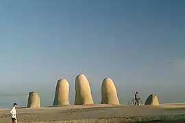 Playa Brava, escultura La Mano en 2006.