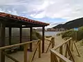 Final de la playa en "El Puntal". Santoña es visible al otro lado de la Ría de Treto.