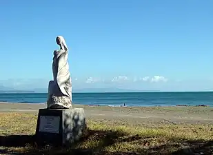 Escultura de abstraccionismo figurativo en la playa de Puntarenas.