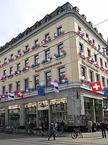 Museo de Casas de Muñecas, situado en Barfüsserplatz; muñecas, osos de peluche, miniaturas