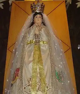 Virgen María de Cotoca (la capa azul-celeste está actualmente cubierta por un tul blanco).