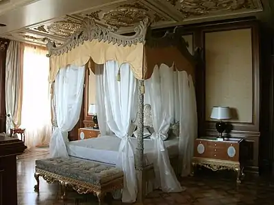 Uno de los dormitorios de la residencia tiene una cama con baldaquino.