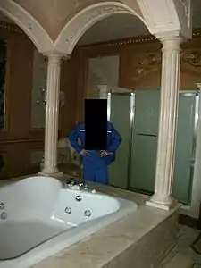 Jacuzzi para varias personas en uno de los dormitorios de la residencia.