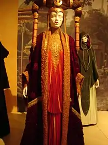 Traje que lleva Amidala al Senado, inspirado en la moda mongol