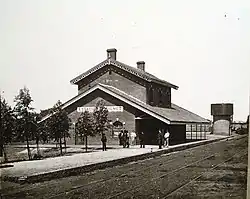 La estación original, en la década de 1890.