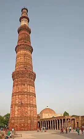 Alminar de Qutab Minar (Torre de la Victoria), en el Complejo de Qutb (Delhi).