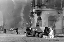 Un vehículo blindado de la unión soviética arde en una calle de Budapest en noviembre
