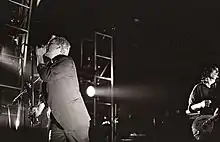 Michael Stipe (izquierda) y Peter Buck (derecha) presentándose en Gante, Bélgica, durante la gira de 1985