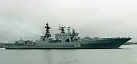 Mariscal Shaposhnikov (543) entrando a Pearl Harbor por el canal de entrada durante una visita a ese puerto en 2003.