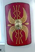 Una reconstrucción de un escudo que habría sido llevado por un legionario romano.