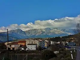 Vista de la localidad con la sierra de Gredos al fondo.