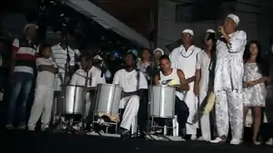 A medianoche, los tambores dejan de sonar brevemente y Raminho de Oxossí recita canciones y oraciones en memoria de los fallecidos y del sufrimiento de la esclavitud. Recife 2014.