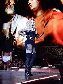 Madonna en el Rebel Heart con indumentaria religiosa