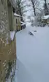 Un calle nevada del pueblo