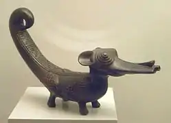 Recipiente cerámico con forma de animal (identificado como caimán o como coatí) procedente de Cuzco, cultura chimú-inca (siglo XV).