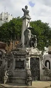 Mausoleo del general Manuel J. Campos. Cementerio de la Recoleta, B. Aires (Argentina). Bronce.