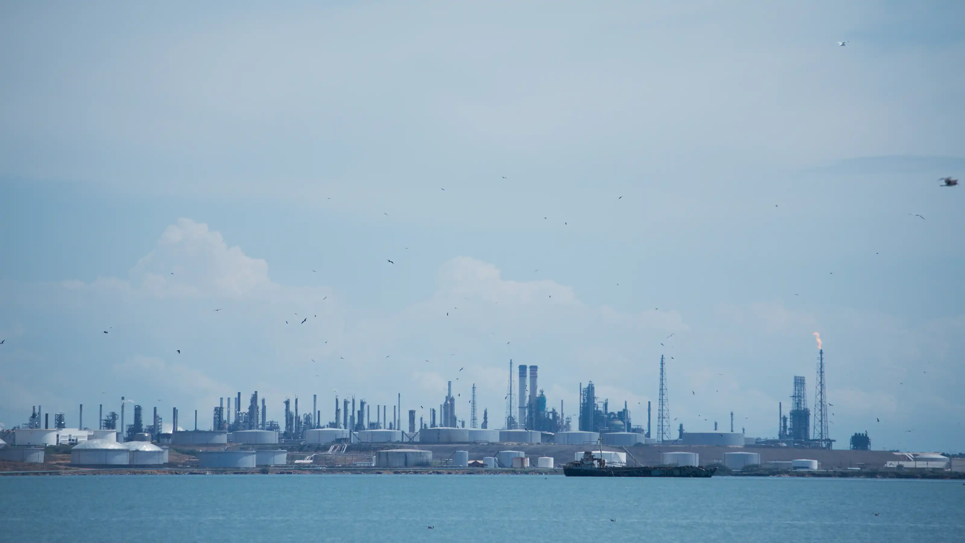 Refinería de petróleo en Amuay (Venezuela).
