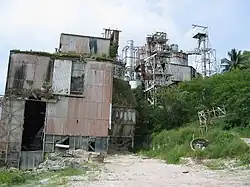 Refinería de fosfato en ruinas