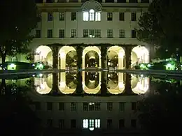 Instituto Beckman de Caltech, reflejado en el agua