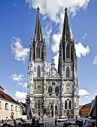 Catedral de Ratisbona, única catedral bávara de esquema francés , desde 1273.