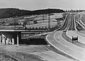 Antigua estación de servicio del Reichsautobahn, en el triángulo formado por las rampas de salida y acceso, con tablón de anuncios en la mediana para informar a los conductores de los mensajes telefónicos.