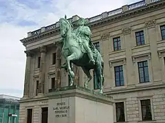 Escultura de Carlos Guillermo Fernando, Duque de Brunswick-Wolfenbüttel, en frente del Palacio de Brunswick.