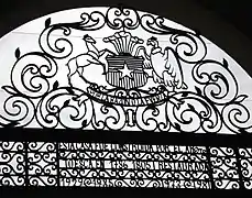 Escudo forjado en el pórtico de entrada de La Moneda.