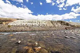 Parte del montículo norte del relave al lado del río Santa, vista hacia el noroeste.