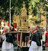 Reliquia de la Santa Sangre portada a hombros durante la procesión.