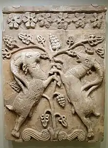 Relieve en estuco con íbices enfrentados, del siglo V o VI, una vez pintados en policromía
