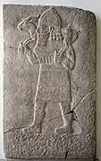 Ortostato con un hombre que lleva una gacela a hombros. Relieve del siglo VIII a. C.