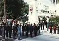 Desfile del Día del Recuerdo del Gobernador de las Bermudas, veteranos de guerra, Marina Real, Regimiento Real de las Bermudas, Servicio de Policía de las Bermudas y otros servicios uniformados en el Cenotafio el calle principal.