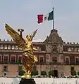 Vista de la réplica de la Victoria Alada en el Zócalo de la Ciudad de México.