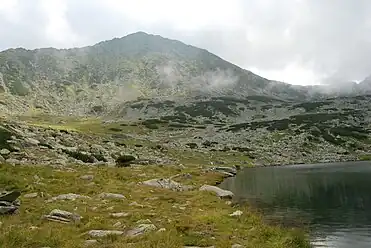 El Gran Pico visto desde el lago Galeșu.