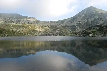 El lago Bucura visto desde el camping