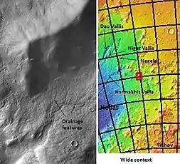 Elementos de drenaje en Reull Vallis, vistos por THEMIS . Haga clic en la imagen para ver la relación de Reull Vallis con otras características.
